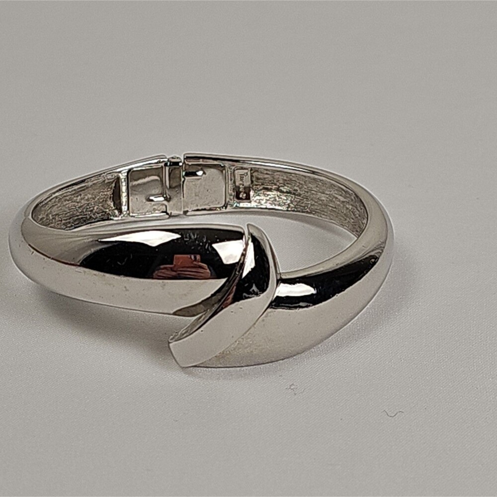 Vintage Trifari Silver Tone Hinged Bangle Bracelet 1950s Style Boho Retro